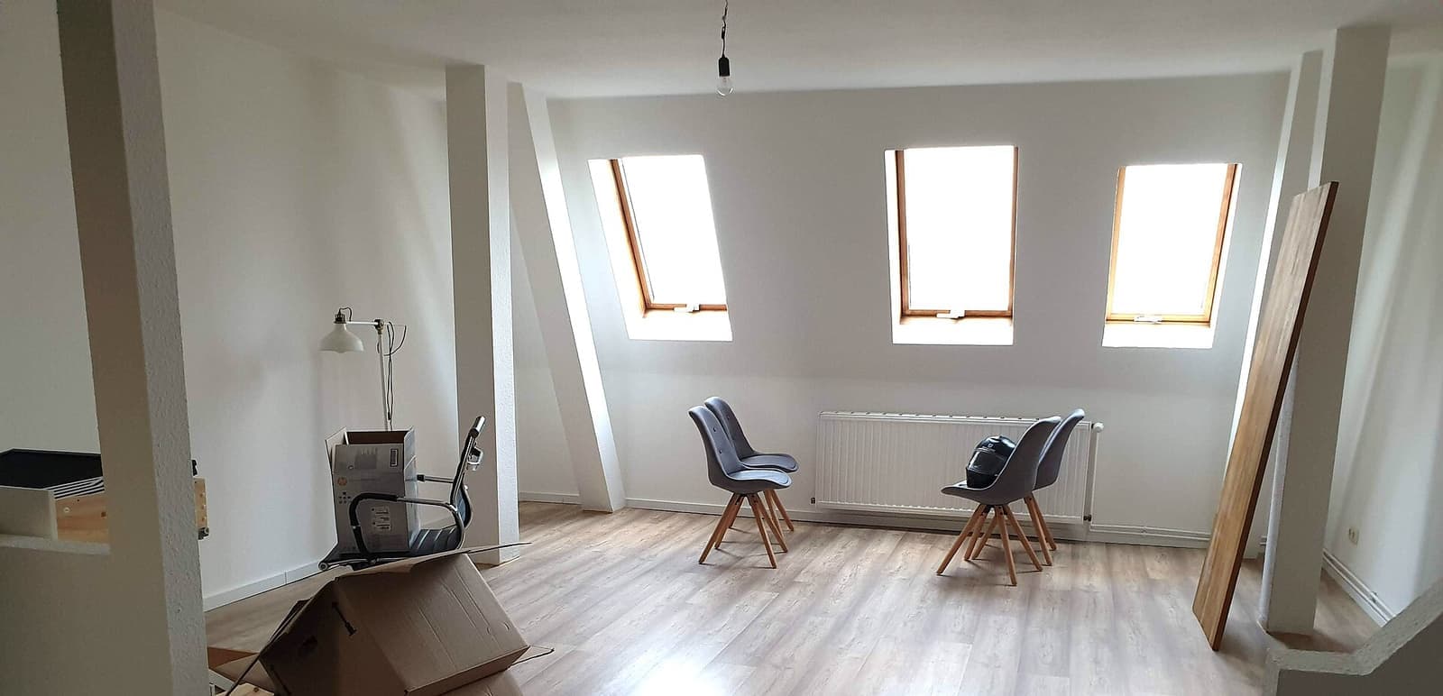 A bright attic flat with skylights, ready for a new tenant